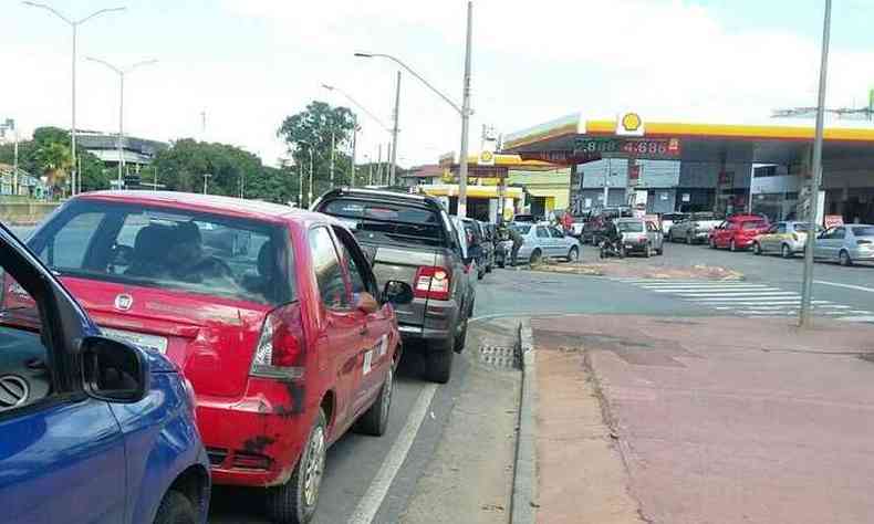 O Minaspetro informou que o preo da gasolina pode cair at R$ 0,45(foto: Jair Amaral / EM / D.A.Press)
