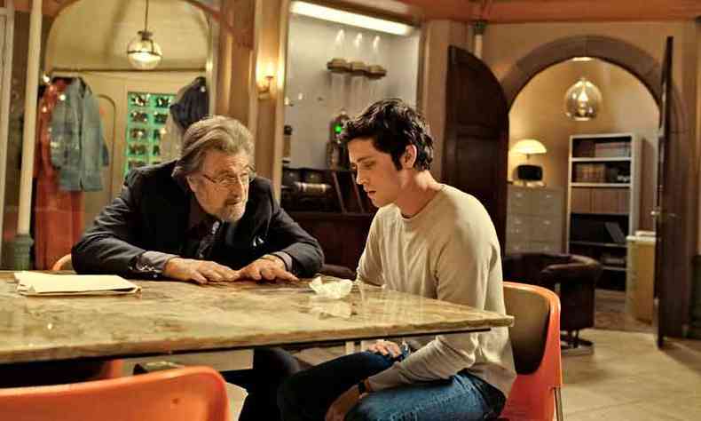 Meyer Offerman (Al Pacino) recruta o jovem Jonah (Logan Lerman) para caar nazistas nos EUA(foto: Amazon Prime Video/Divulgao)