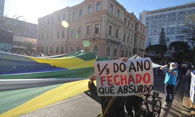 Na foto, bandeira do Brasil  levantada por manifestantes (foto: Alexandre Gusanshe/EM/D.A Press)