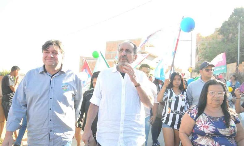 Andr Quinto e Kalil durante caminhada em evento de campanha
