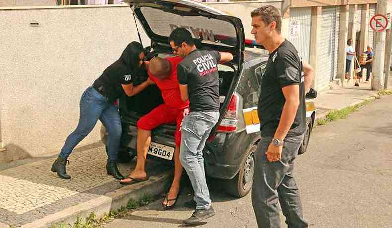 Suspeito foi preso depois de decreta sua priso pela Justia(foto: Leonardo Costa/Tribuna de Minas)