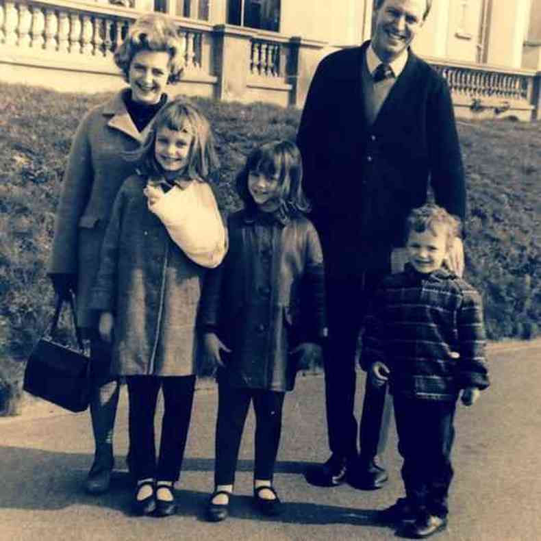 Nikki com os pais e irmãos em 1969