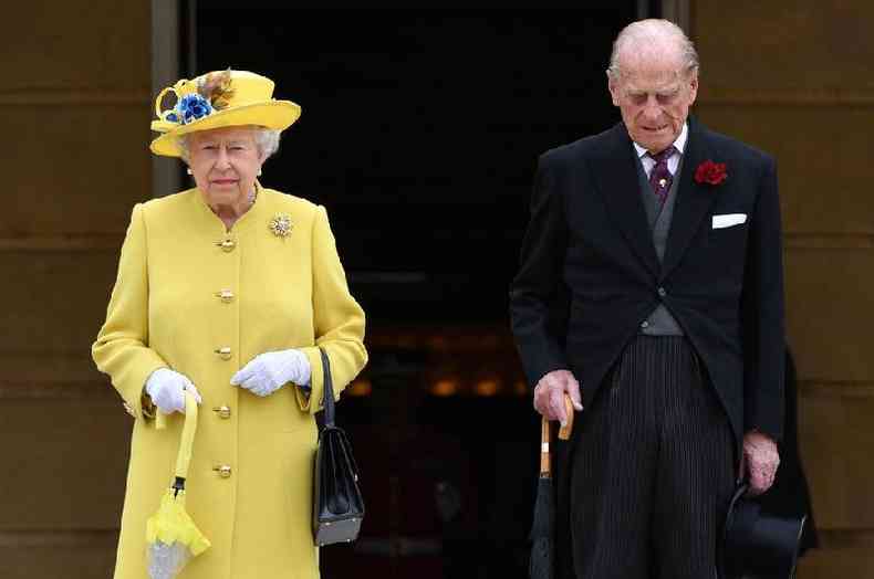 Ao lado da rainha, o duque observou um minuto de silncio no incio de uma festa no jardim no Palcio de Buckingham, em 23 de maio de 2017, em homenagem aos mortos depois do atentado no show de Ariana Grande, em Manchester(foto: PA Media)