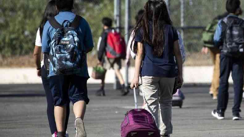 Alunos indo para a escola em Los Angeles; condado californiano determinou vacinao obrigatria para estudantes com 12 anos ou mais