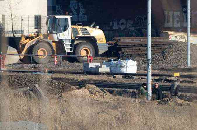 Especialistas isolaram o local para desarmar e retirar a bomba(foto: MARC TIRL / DPA / AFP)