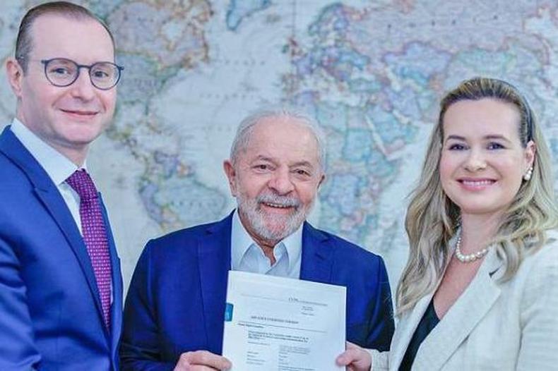 Cristiano e Valeska Zanin em foto ao lado de Lula(foto: REPRODUÇÃO/ INSTAGRAM LULAOFICIAL) Cristiano e Valeska Zanin em foto ao lado de Lula