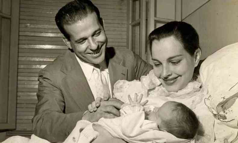 Joo Goulart e Maria Thereza com o filho recm-nascido, o primognito Joo Vicente, em 1956 (foto: FLVIO DAMM/O CRUZEIRO/ARQUIVO EM)