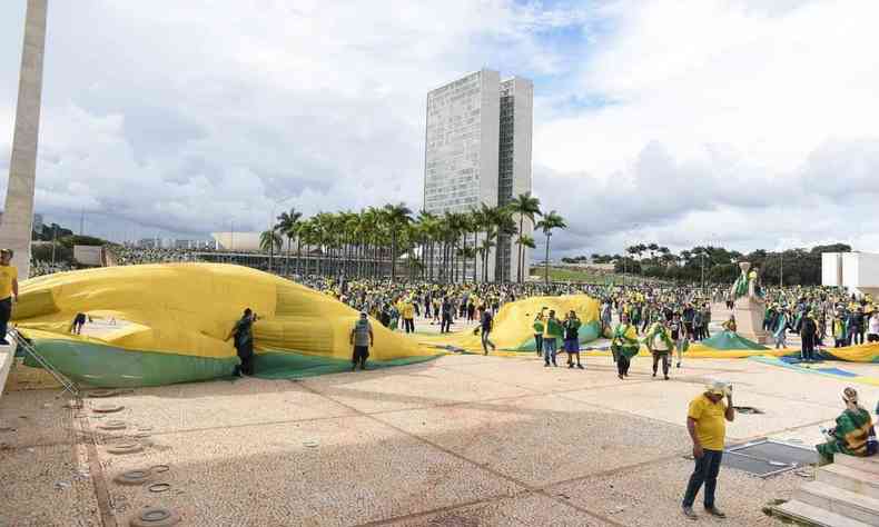 Terroristas geram caos em Braslia em uma tentativa de golpe com a invaso do STF, Congresso Nacional e Palcio do Planalto