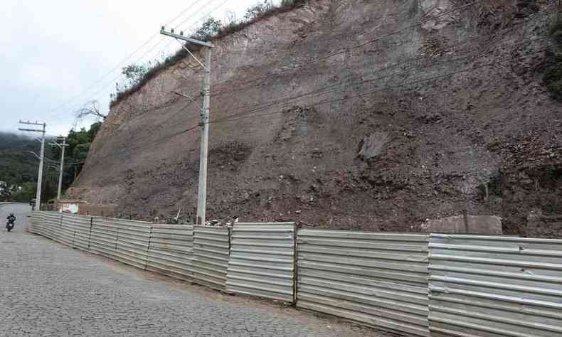 Nessa semana ocorreu um pequeno deslizamento de massa de terra no setor sul do Morro da Forca 