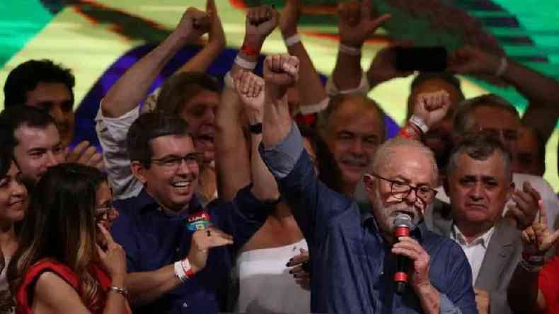 Lula e aliados em discurso aps a vitria