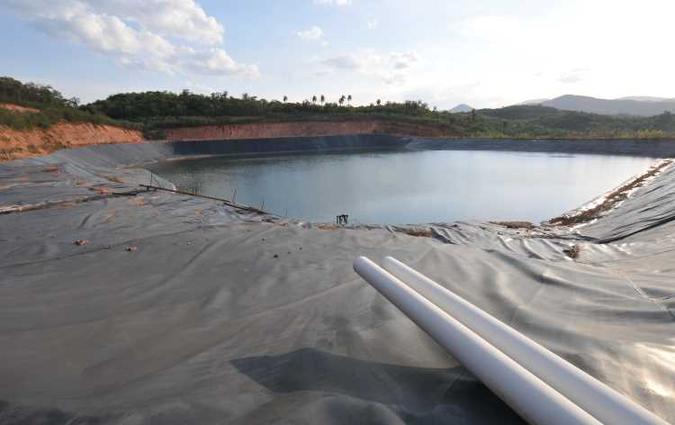 Abandonada em 2012, exploração da Mineração do Engenho, em Rio Acima, deixou para trás barragem de rejeito: temor sem a manutenção(foto: Rodrigo Clemente/EM/D.A Press) Abandonada em 2012, exploração da Mineração do Engenho, em Rio Acima, deixou para trás barragem de rejeito: temor sem a manutenção(foto: Rodrigo Clemente/EM/D.A Press)
