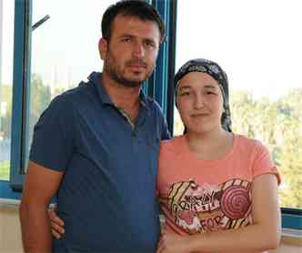 Derya Sert e o marido, Mustafa Sert, em foto no hospital Akdeniz (foto: AFP PHOTO / STRINGER )