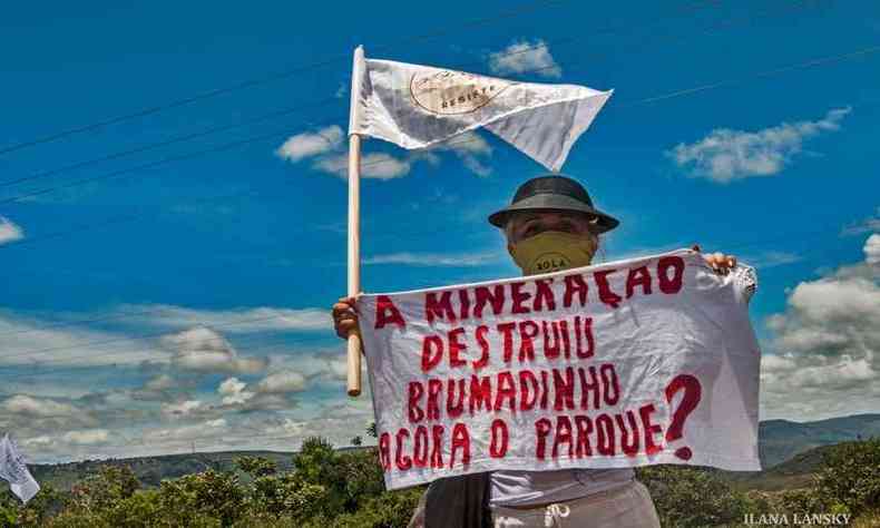 Manifestantes contra a minerao no Parque Rola Moa (foto: ILana Lansky)