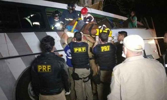 nibus de turismo transportava 30 passageiros e seguia para o Paraguai (foto: Divulgao/PRF)