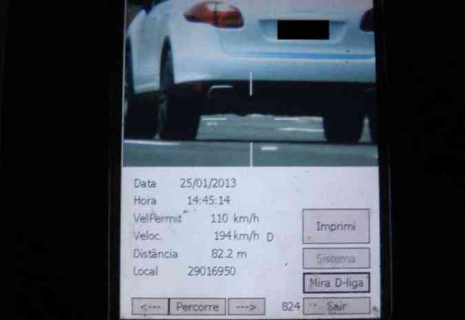 Foto divulgada pela Polcia Rodoviria Federal do Rio Grande do Sul mostra o veculo Porsche Cayenne 2013 flagrado no radar a 194 km/h na BR-290, prximo de Santo Antnio da Patrulha (RS). O limite na rodovia  de 110km/h.(foto: Reproduo / Twitpic)