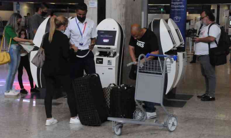 Passageiros com bagagens no Aeroporto Internacional de Confins