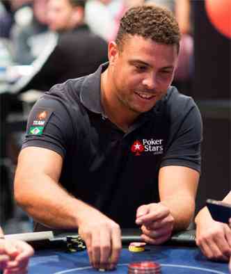 O ex-atacante Ronaldo  aficionado pelo jogo e gerencia a carreira do principal nome do pquer no pas, Andr Akkari (foto: Neil Stoddart/PokerStars/Divulgao)