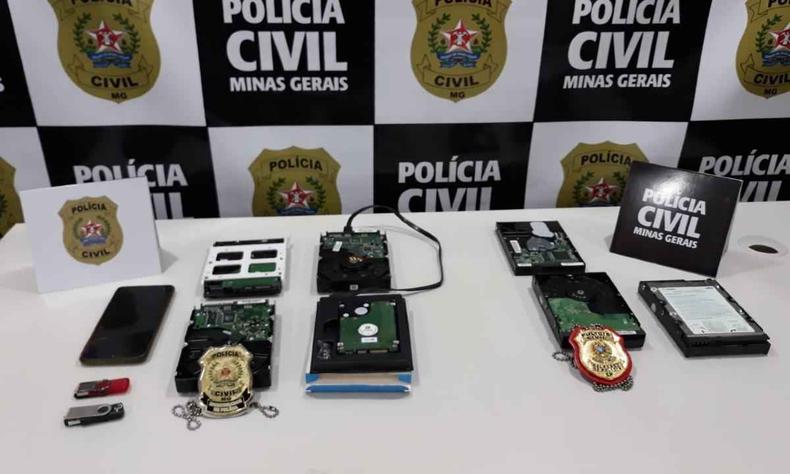 Na casa do investigado, os policiais civis apreenderam equipamentos de informática e celulares, que agora passarão por perícia(foto: Polícia Civil/Divulgação) Material apreendido pela polícia