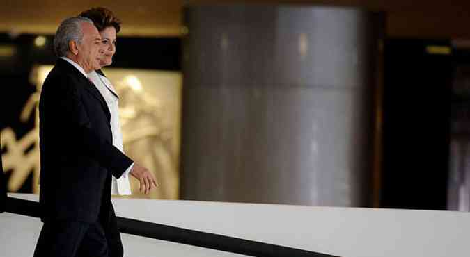 Vice-presidente Michel Temer e Dilma caminham juntos no Palcio do Planalto: outros peemedebistas querem participar da reunio e pressionar a petista (foto: Pedro LADEIRA/AFP 3/4/12)