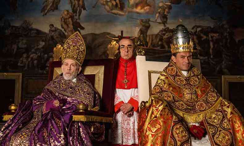 John Malkovich, Silvio Orlando e Jude Law em The new pope (foto: GIANNI FIORITO/DIVULGAO)