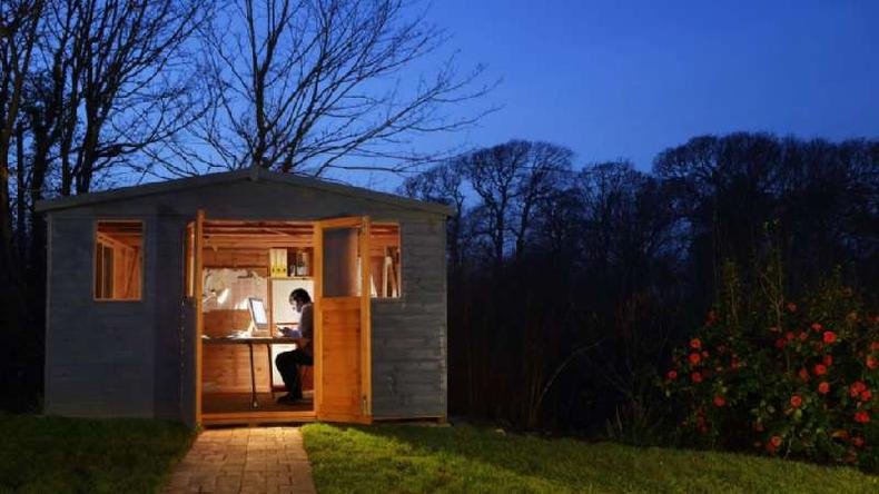 Homem trabalhando em uma casa