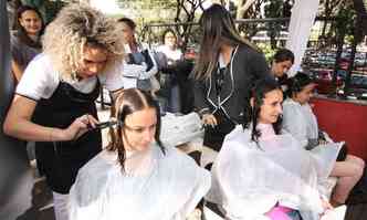 Daniella, Michelle e Flora contribuem com fios para a confeco de perucas para ajudar os doentes(foto: Edsio Ferreira/EM/DA Press)