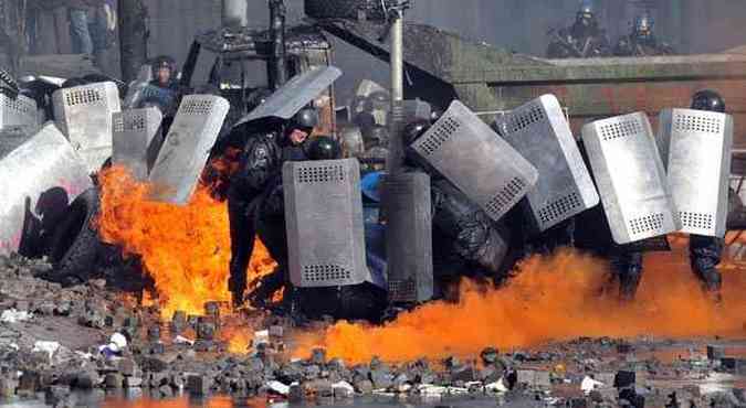 Polcia  recebida por manifestantes com coquetis Molotov(foto: Genya Savilov/AFP)