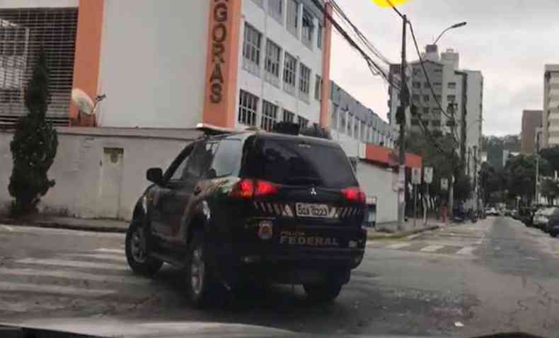 Viatura da Polcia Federal percorrendo ruas de Ipatinga durante a operao, que cumpriu mandados de busca e apreenso na manh desta sexta-feira em Ipatinga e Valadares(foto: Divulgao PF)
