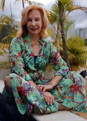 Para Gilda Paoliello, psiquiatra e psicanalista, as pessoas usam mscaras risonhas nas redes, sonhando em ser reconhecidos, sob imagens fakes    