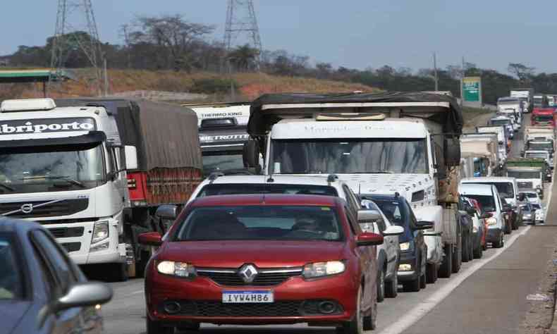 Carros e caminhes na BR-262