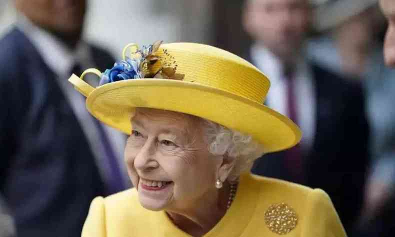 Rainha Elizabeth II de amarelo