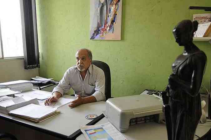 Um quarto do apartamento de Jos de Paula virou escritrio quando ele ficou solteiro(foto: Jair Amaral/EM/D.A Press)