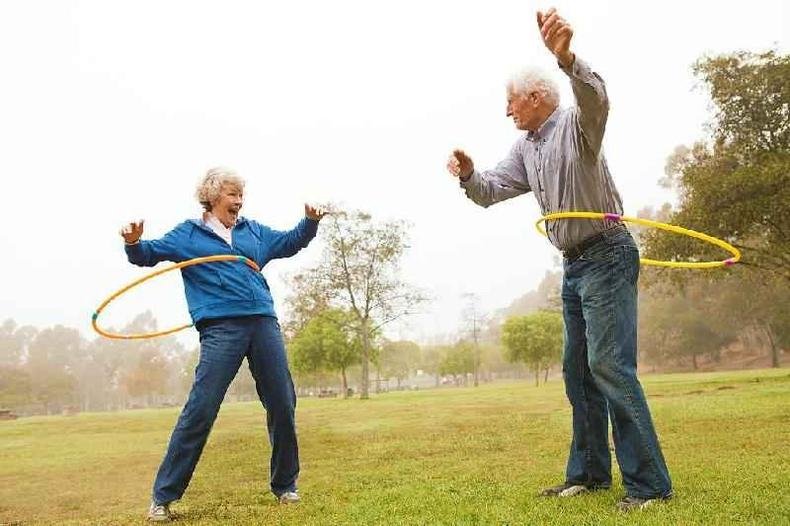 Casal de idosos brincando com bambol�s em parque