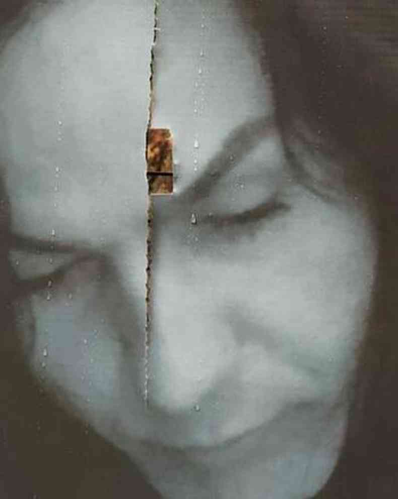 Foto do perfil de uma mulher trans, com a imagem com um corte de fora a fora
