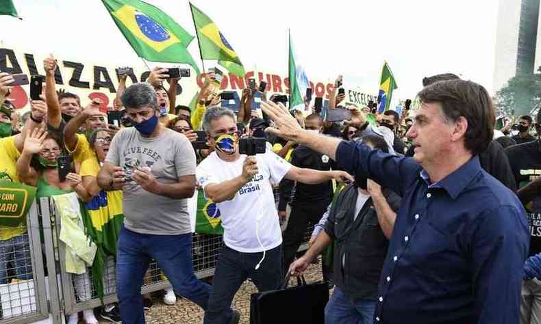 Presidente Jair Bolsonaro chegou prximo a manifestantes em ato no Palcio do Planalto neste domingo(foto: Evaristo S/AFP)