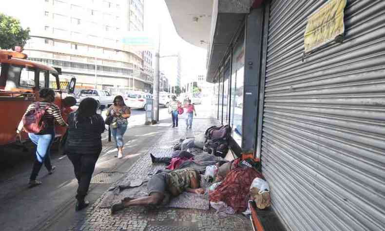 moradores em situao de rua dormem na calada no centro de BH
