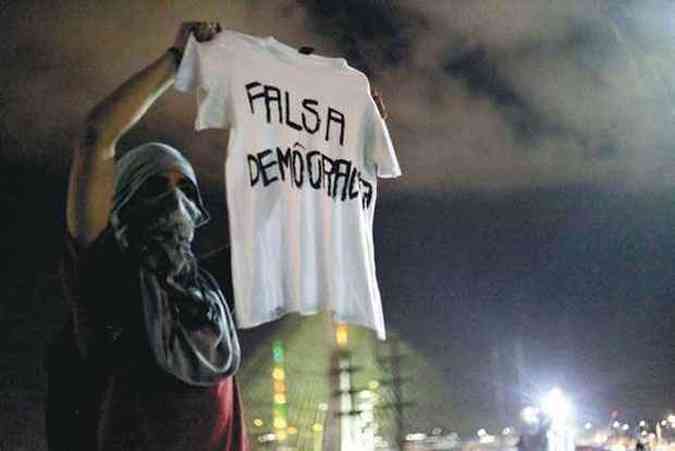 Manifestante critica a democracia brasileira. 