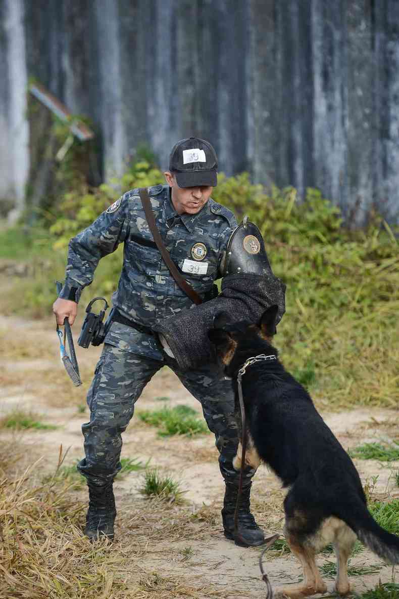 Policial treina co