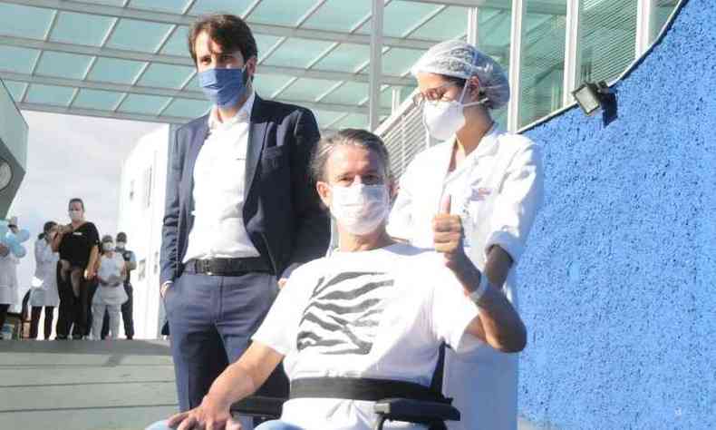 Na foto, rico Eduardo Lucke deixando o hospital. Ele foi aplaudido pela equipe do hospital(foto: Juarez Rodrigues/E.M/D.A )