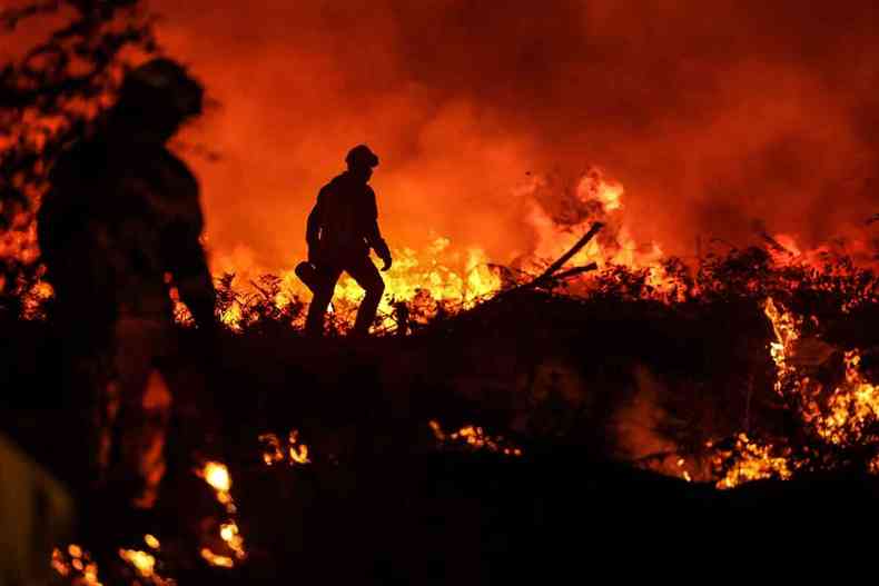 Bombeiros combatem incndio em Gironde, na Frana