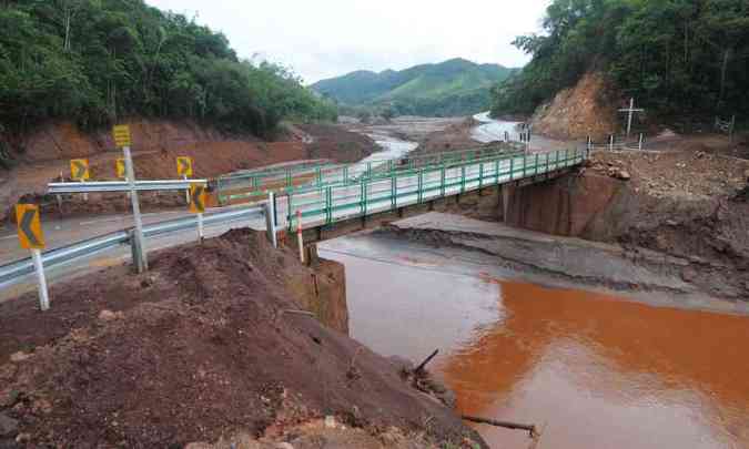 Uma ponte construda pela mineradora no Rio Gualaxo do Norte(foto: Jair Amaral/EM/D.A Press)