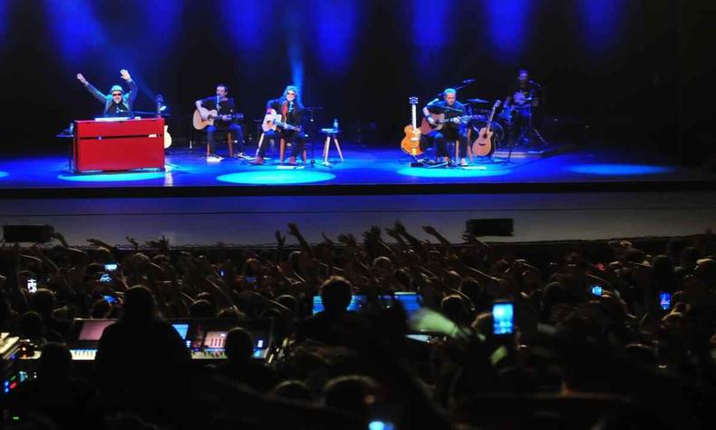 Remanescentes da formao original, Srgio Britto, Branco Mello e Tony Bellotto convocaram plateia a cantar junto em show