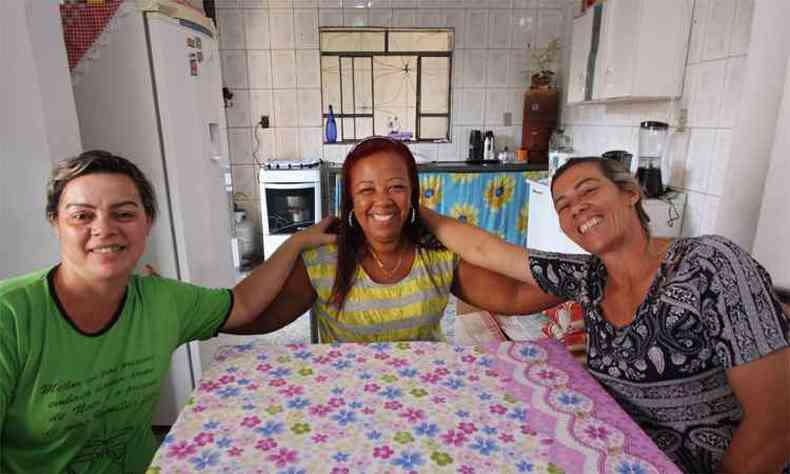 Ivanilda Cndida (C) entre as irms Nilma e Ftima Pena, que esto com um parente com diagnstico confirmado da doena (foto: Edsio Ferreira/EM/DA Press)