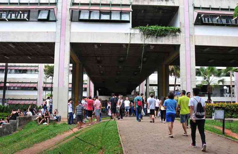 Candidatos disputam vagas nas principais instituies superiores do pas, como a Universidade Federal de Minas Gerais, que vai ofertar mais de 6.300 vagas (foto: Ramon Lisboa/EM/DA Press - 5/11/17)