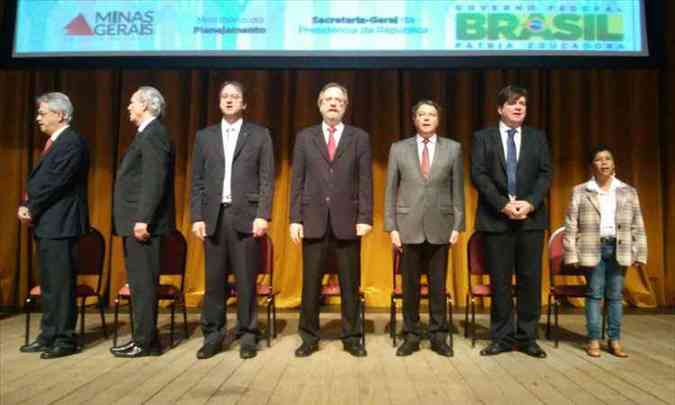 Ministro Miguel Rossetto (C) e secretrios de Estado durante abertura do Frum Dialoga Brasil, em Belo Horizonte(foto: Jair Amaral/EM/D.A Press)
