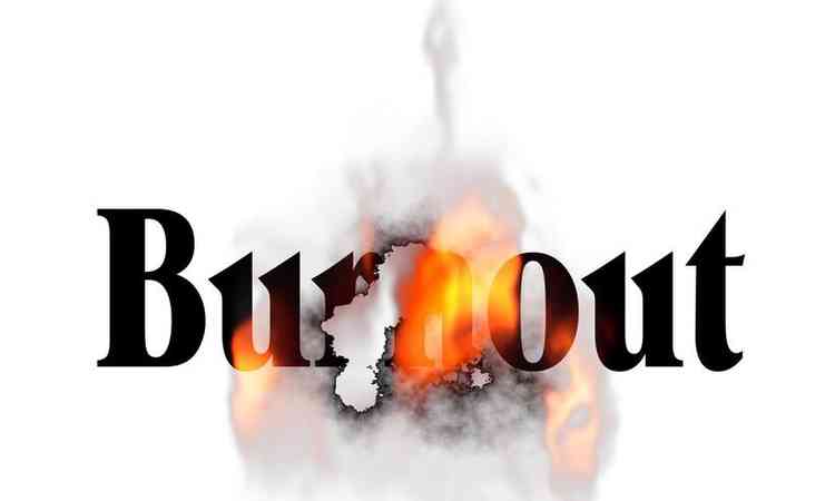 Palavra burnout pegando fogo