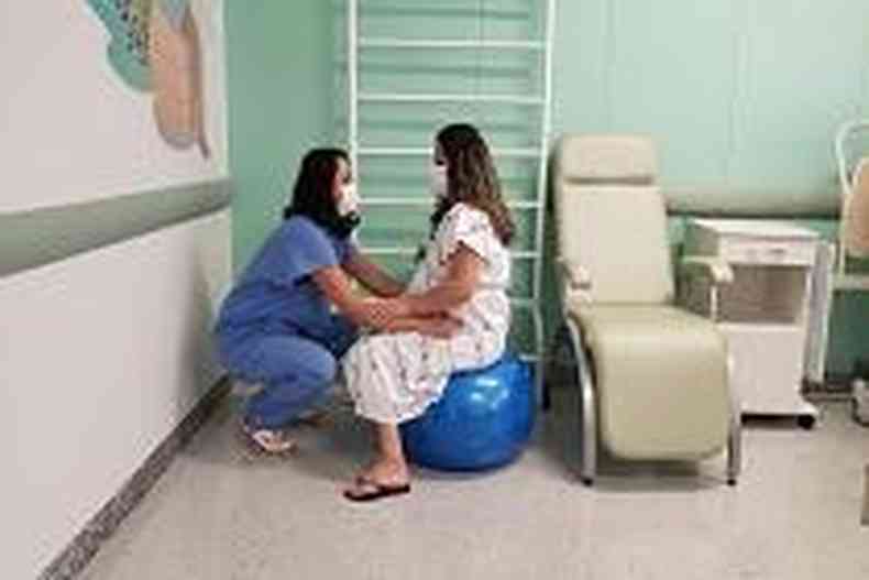 Durante o trabalho de parto, a paciente ser assistida pela equipe de enfermagem e de doulas