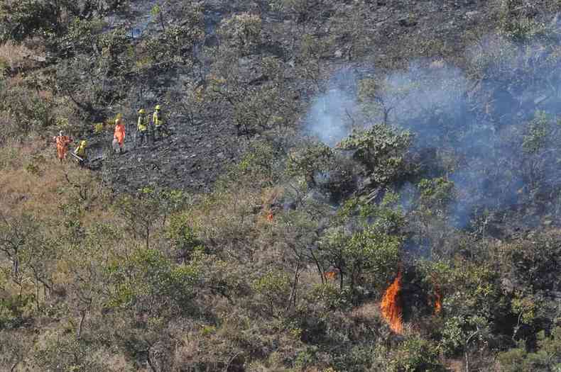 Incndio em rea ngreme da Mata do Cercadinho ameaa rea da Copasa bombeiros combate chamas fogo serra do curral Buritis