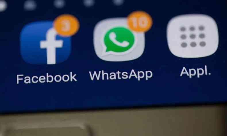 Aplicativo facebook e whatsapp em tela de smartphone