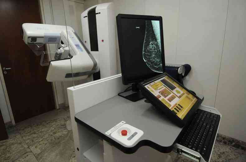 Mquina para exame de mamografia instalada em hospital